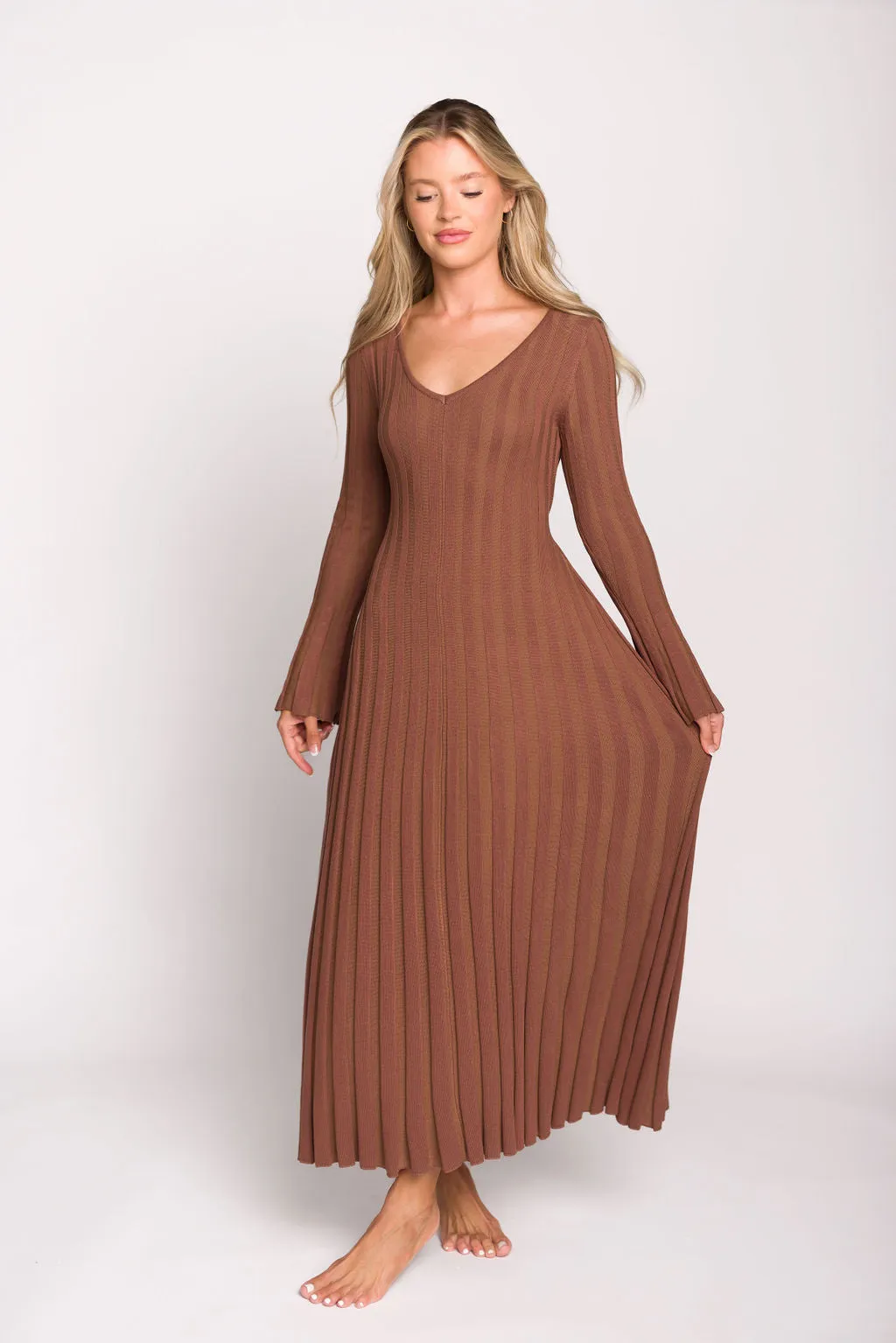 Hadley Long Sleeve V-Neck Knit Maxi Dress in Cocoa