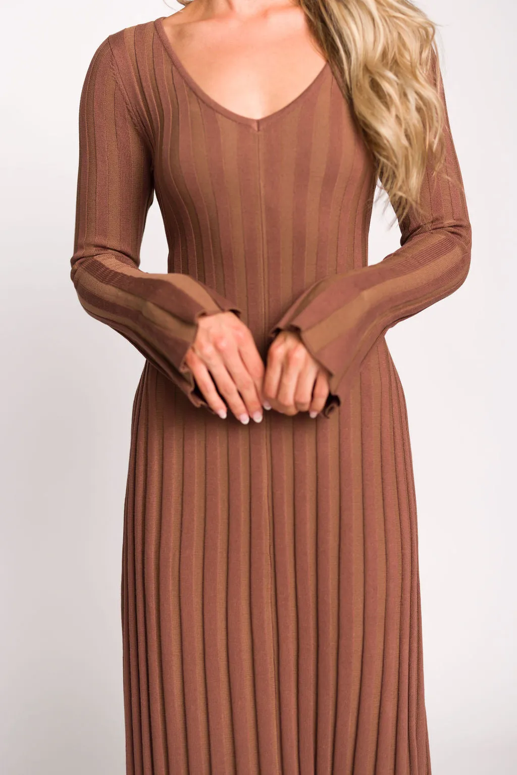 Hadley Long Sleeve V-Neck Knit Maxi Dress in Cocoa